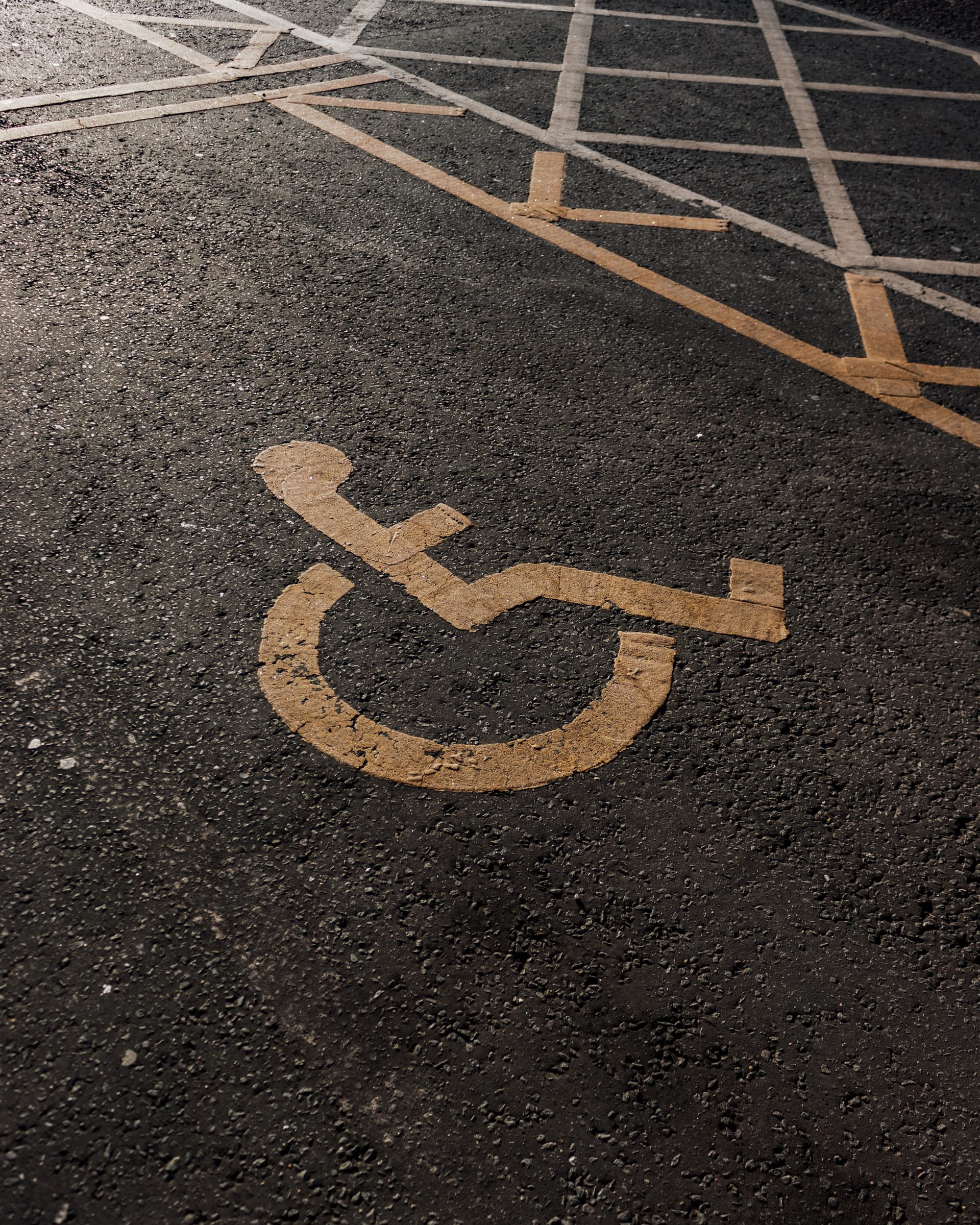 Gereserveerde parkeerplaats met rolstoelsymbool