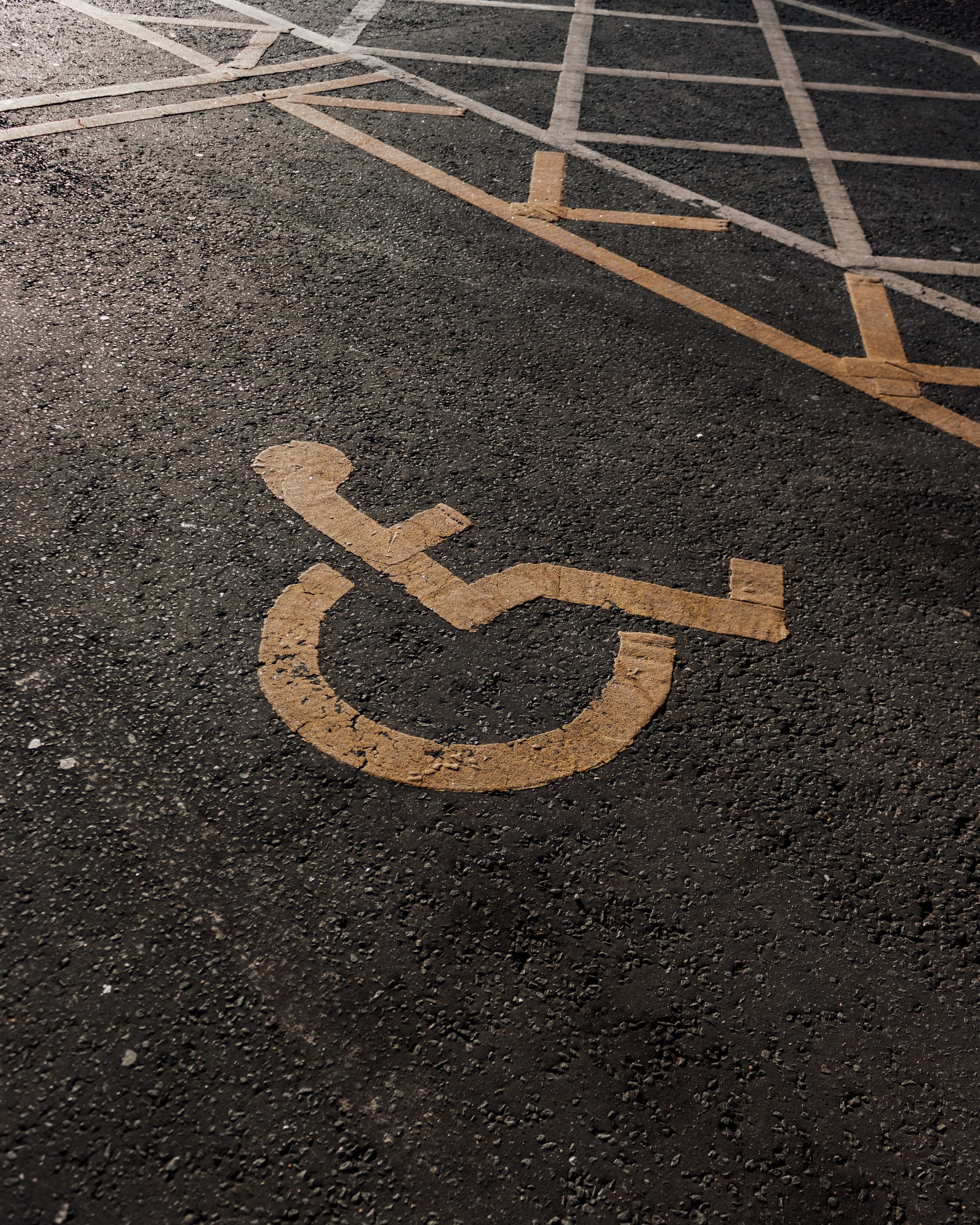 Gereserveerde parkeerplaats met rolstoelsymbool
